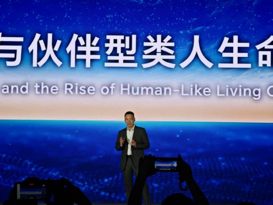 直击WAIC丨荣耀CEO李健：AI的演进必将脱离冰冷的工具属性，全面迈向伙伴型的类人生命体